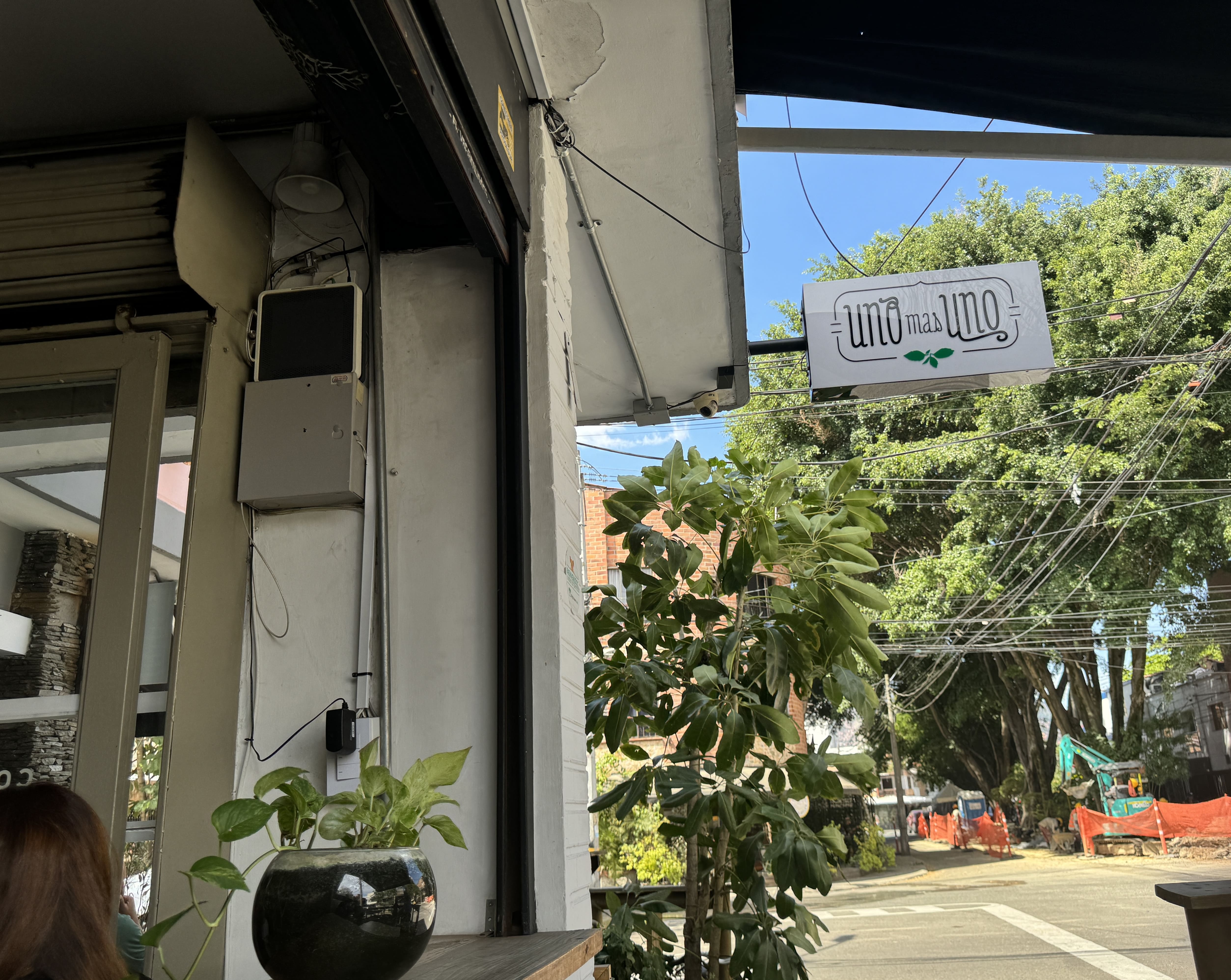 front of the restaurant in Laureles Medellin Uno ma Uno with outdoor and indoor seating